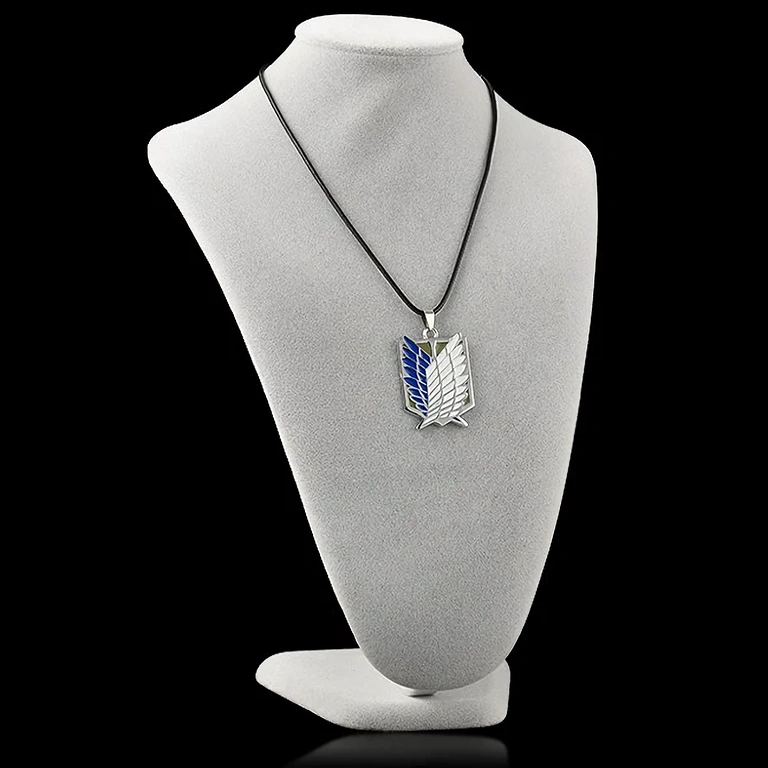 Sølvhalskæde med Attack on Titan medaljon – perfekt til anime-fans