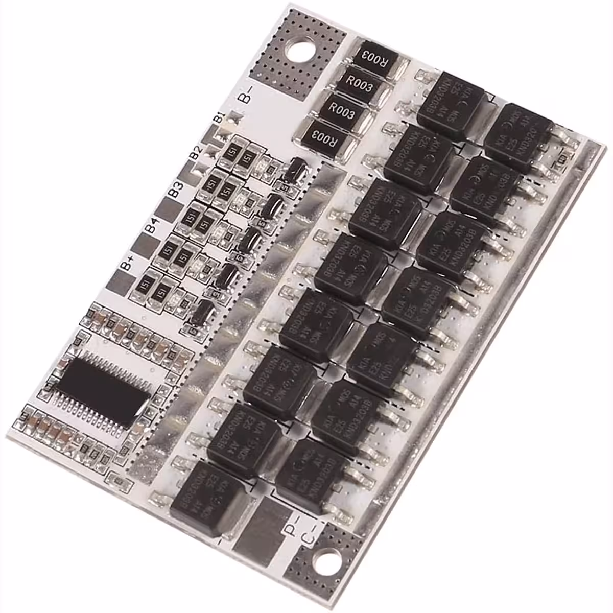 Detaljeret billede af forsiden af BMS 5S 100A med synlige elektroniske komponenter