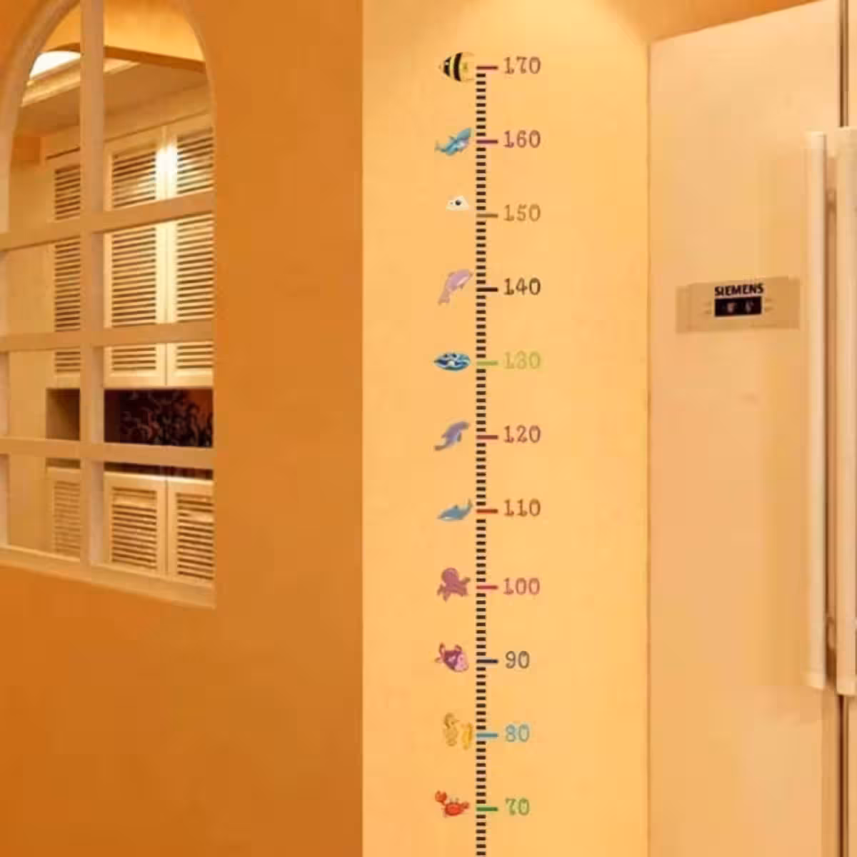 Farverigt væg-højde målepanel – perfekt til børneværelse