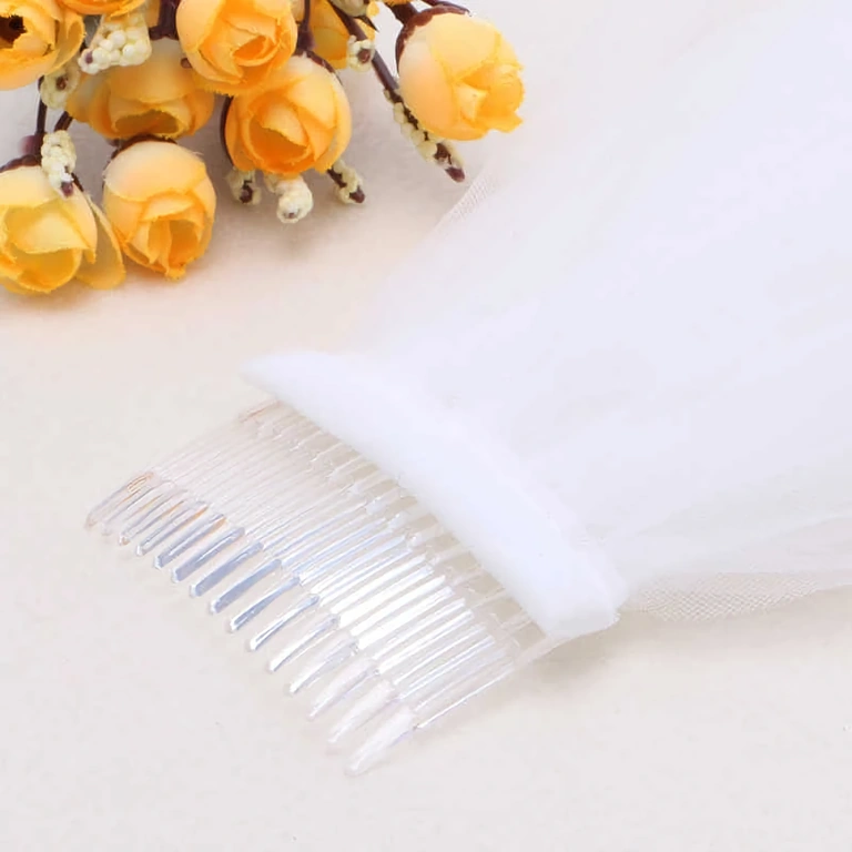 Spektakulær lang veil med kam – kongelig bryllupsstil