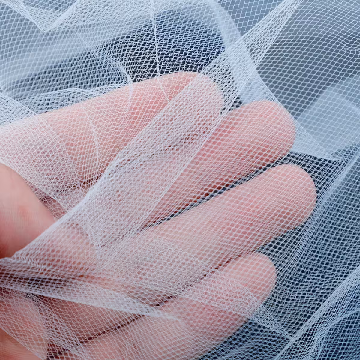 Hvid veil fastgjort i kam, ideel til løse frisurer eller opsætninger