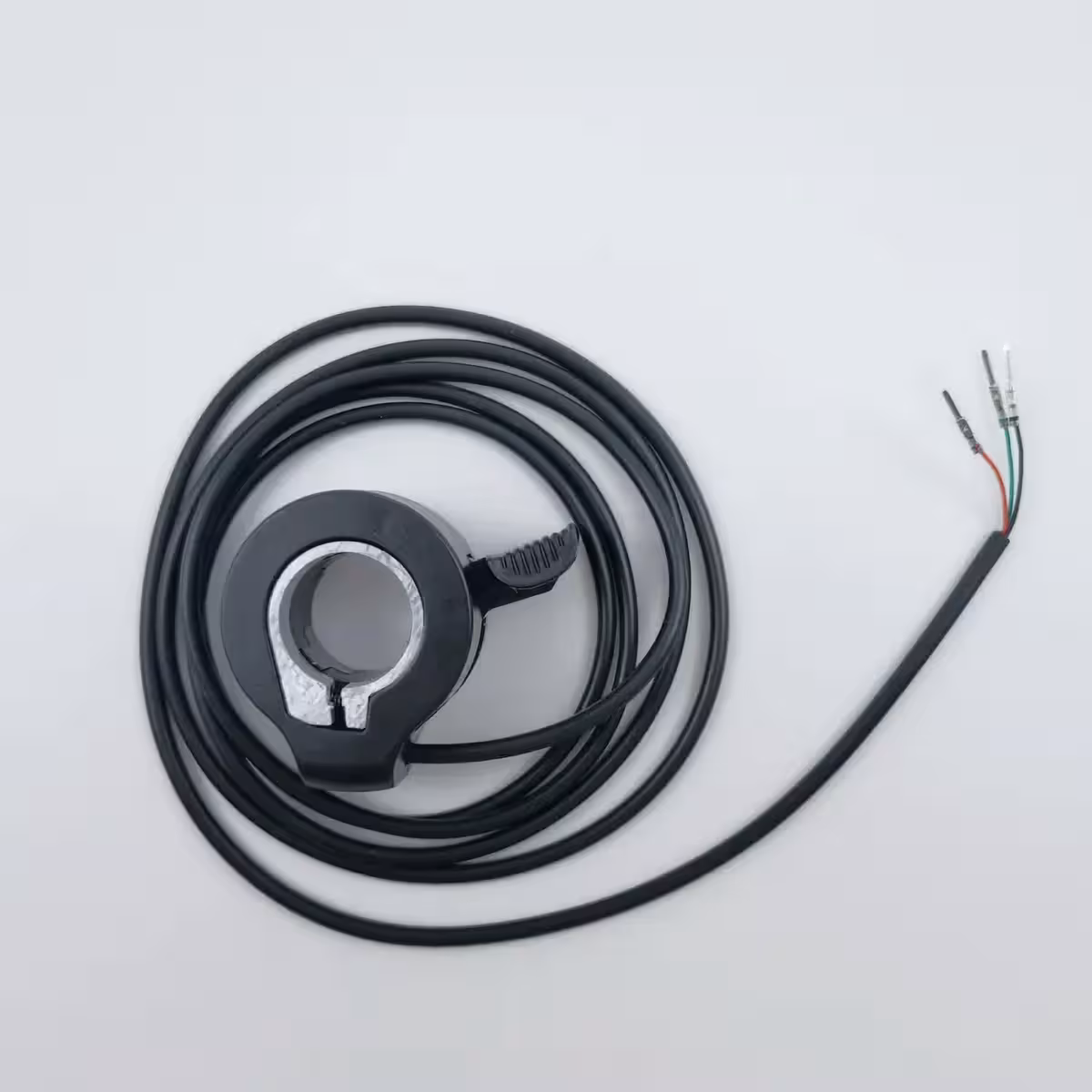 Gasregulator med rød, sort og grøn ledning, kompatibel med flere spændinger