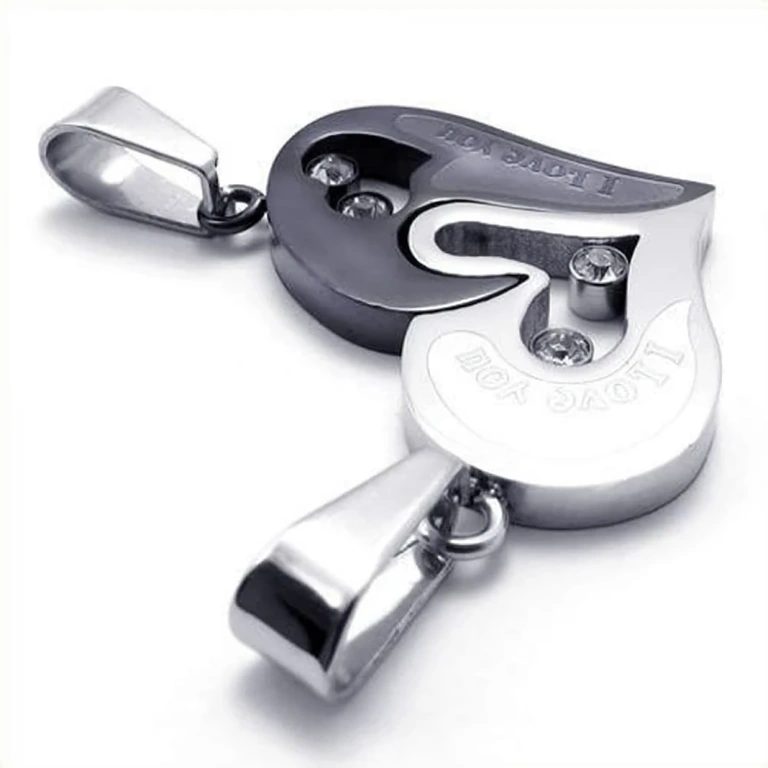 Sølv- og sort hjertevedhæng til par Hjertevedhæng i sølv- og sort farve til par