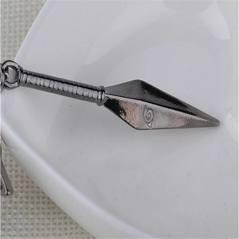 Metal Kunai-vedhæng på halskæde Metal Kunai vedhæng med læderkæde