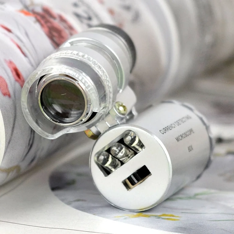 Kompakt bærbart mikroskop med LED og UV-lampe til detaljeret inspektion