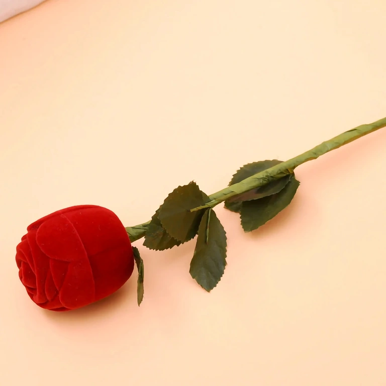 Rød fløjlsæske formet som rose til smykker – ringe eller øreringe