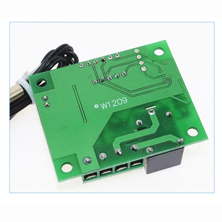 Bagkig – relæ og pins W1209 Billede af bagsiden af termostatkort med tilslutningspins