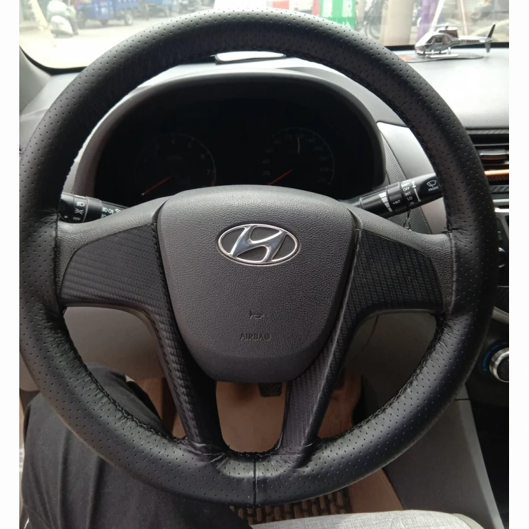 Sort lædercover med grebtekstur for komfortabel kørsel