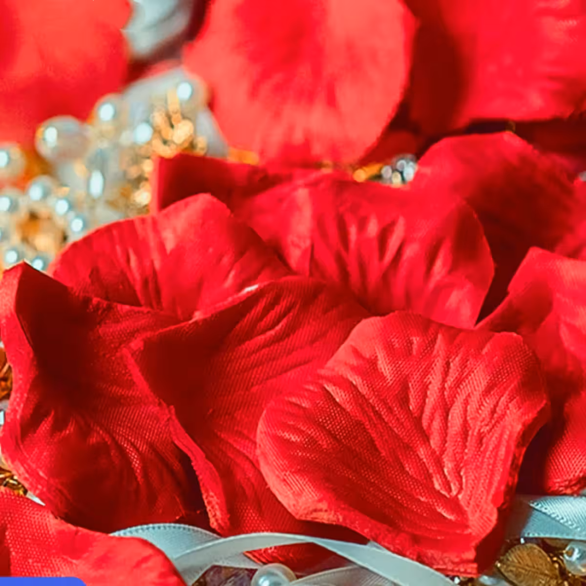 Kunstige røde rosenblade til jubilæer og særlige øjeblikke