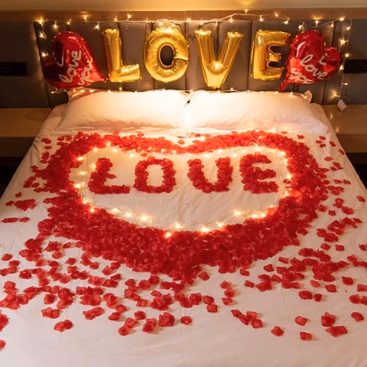 Skab en intim atmosfære med kunstige røde rosenblade