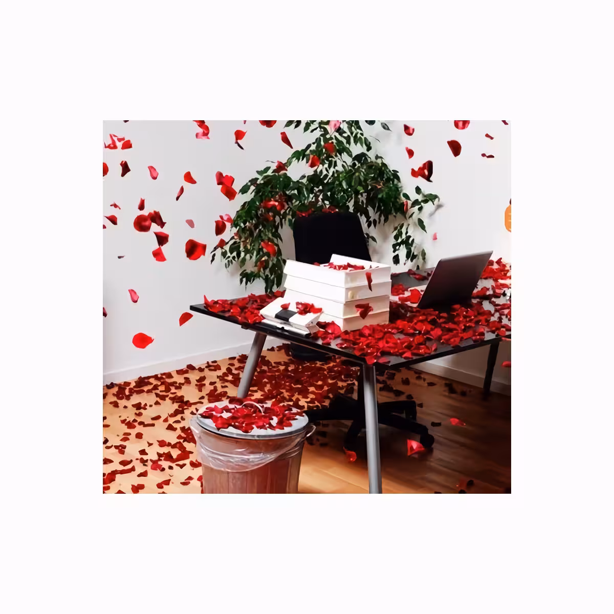 Røde kunstige rosenblade til borddekoration ved bryllup