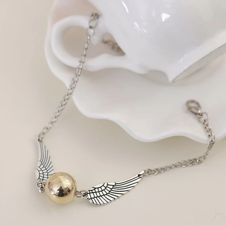 Armbånd med dekorativ Golden Snitch Guldarmbånd med Snitch-vedhæng, casual stil