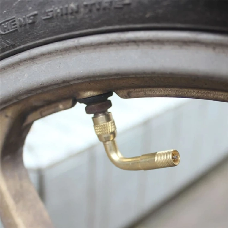 Vinklet forlængelsesadapter til nem oppumpning af dæk