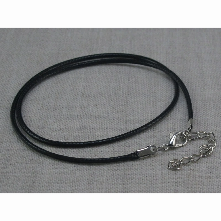 Vedhæng med rosa krystal og læresnor – blid og beskyttende energi