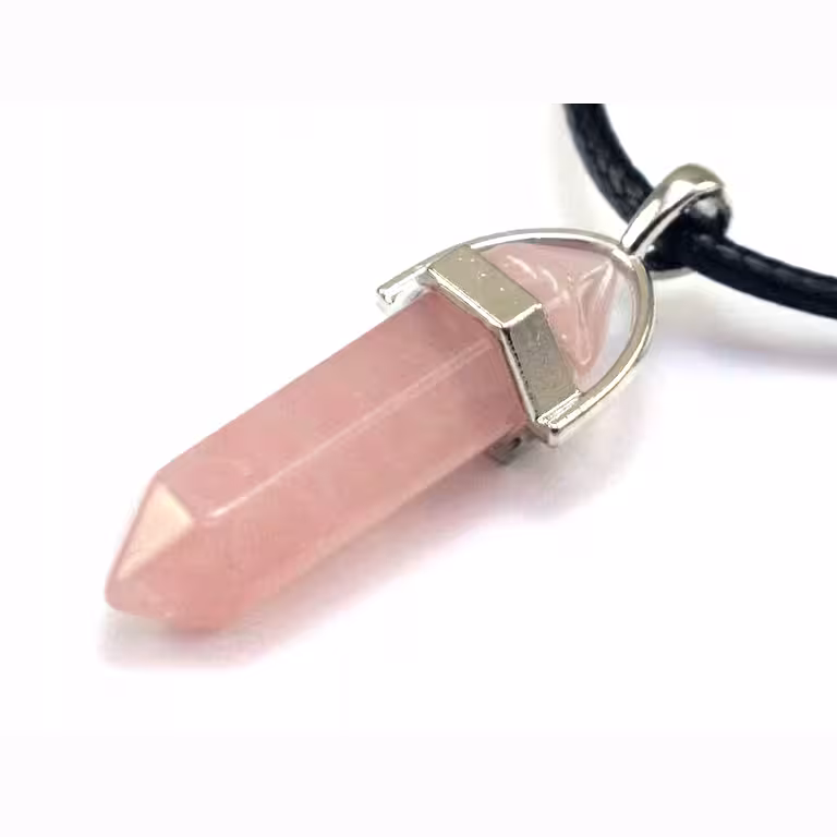 Halskæde med Naturlig Rosa Kvarts Vedhæng – Krystalsmykke til Rensning og Energi