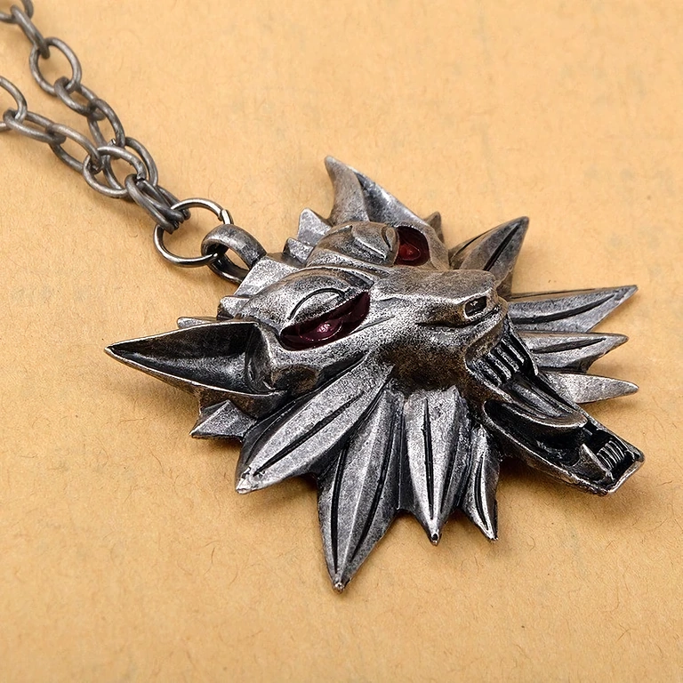 Nærbillede af The Witcher medaljon, holdbart og velarbejdet materiale