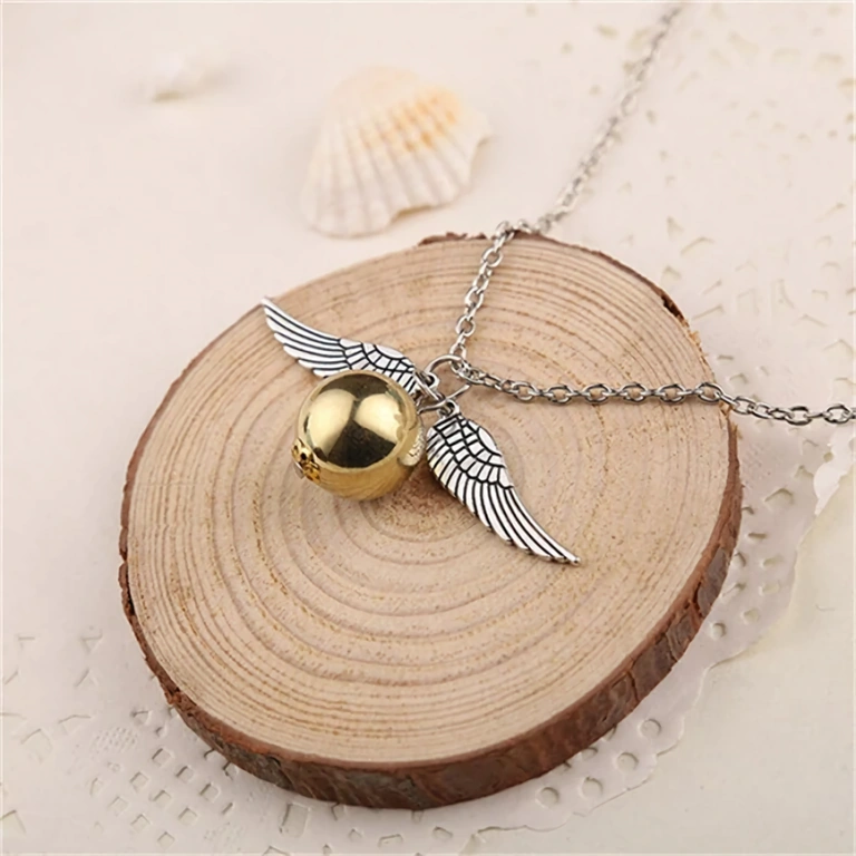 Snitch-vedhæng – Gyldne Harry Potter Pendant med Golden Snitch og englevinger – Harry Potter stil