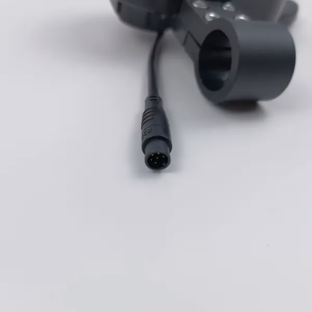 Display med controller og kommunikationskabel til scootere