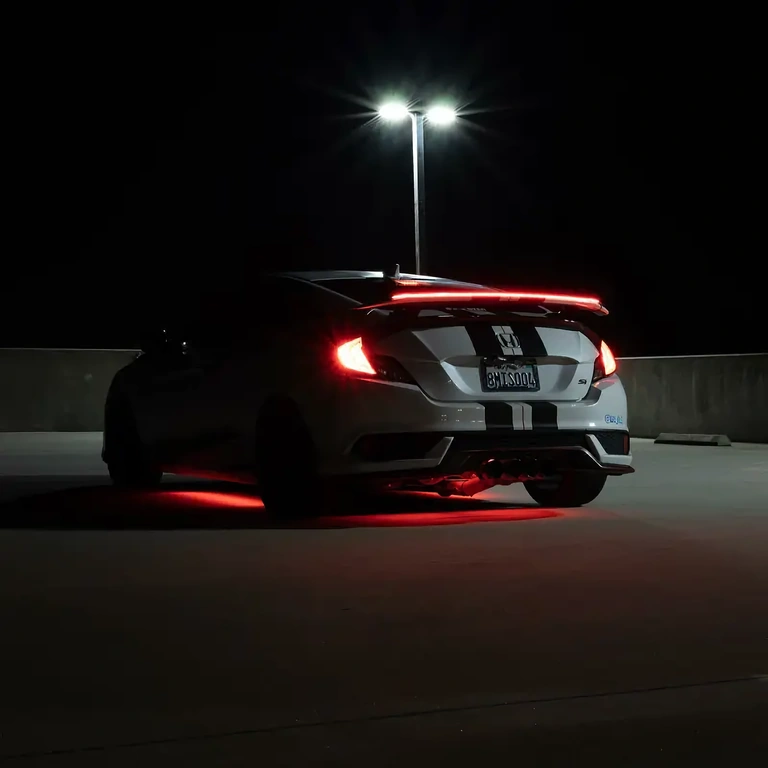 Spoiler med LED-stribe til bagagerum Spoiler med LED-bremselys monteret på bagagerum