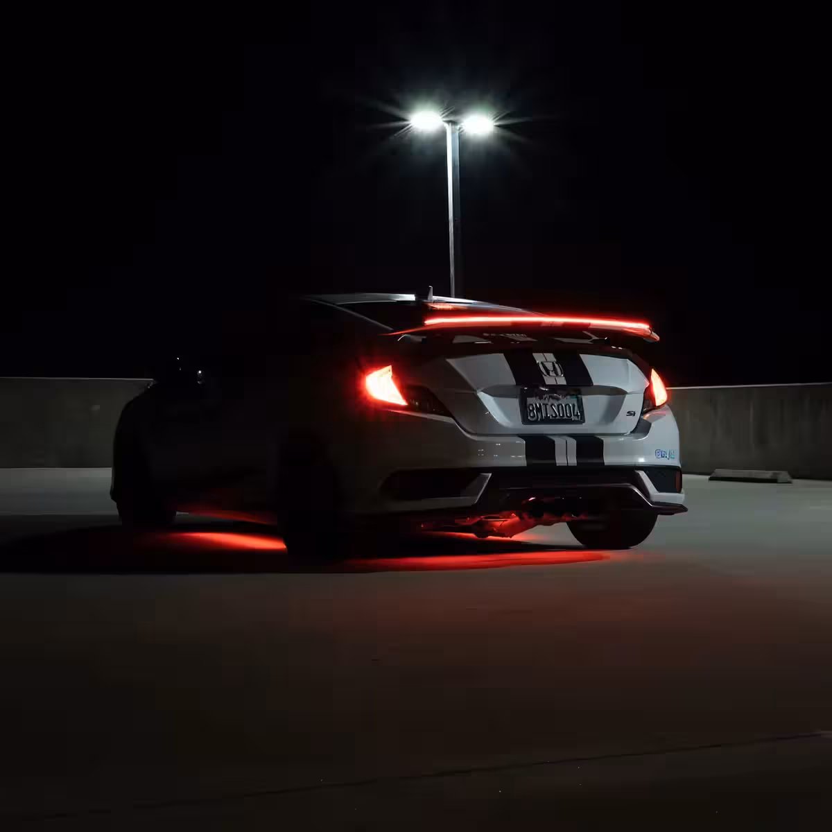 Spoiler med LED-bremselys monteret på bagagerum