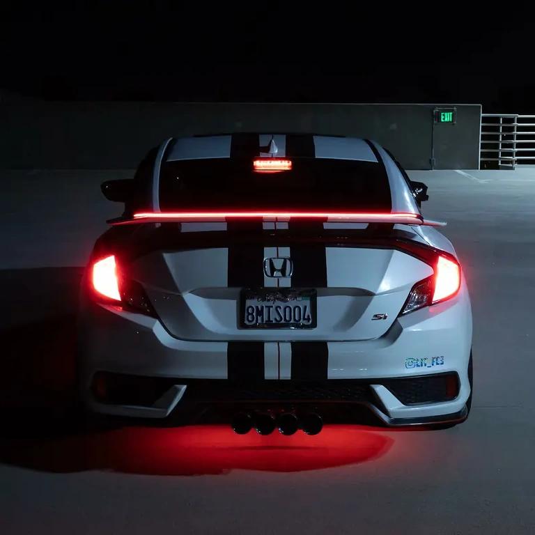 Bagagerumsspoiler med LED-stribe i kulfiber Spoiler til bagagerum med LED-strip og integreret stoplys