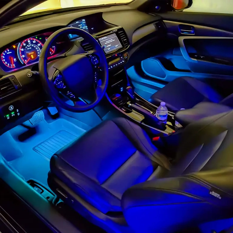 Fleksibel LED-strip til bilens indvendige belysning