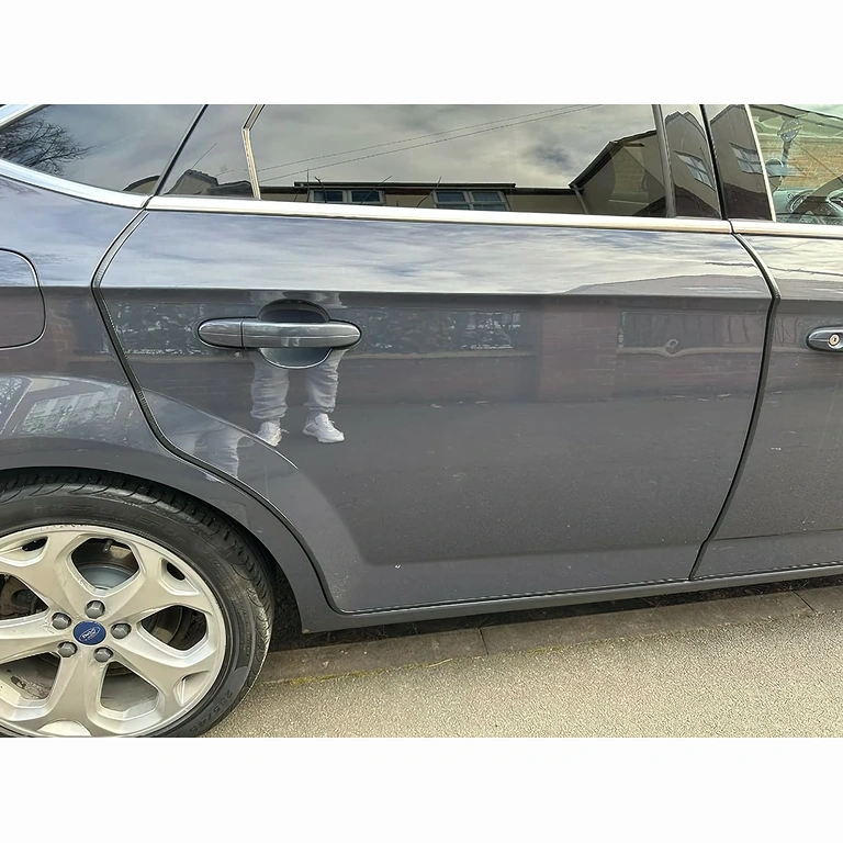 Fleksibel liste til beskyttelse af dørkanter på biler