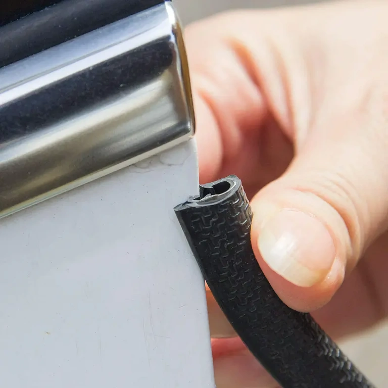 Fleksibel beskyttelsesliste til dørkanter på biler