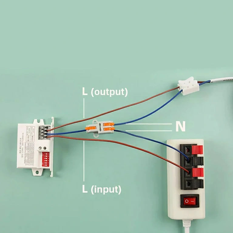 Elektrisk installationsdiagram for 3-ledet sensor: fase, nul og output til lampe