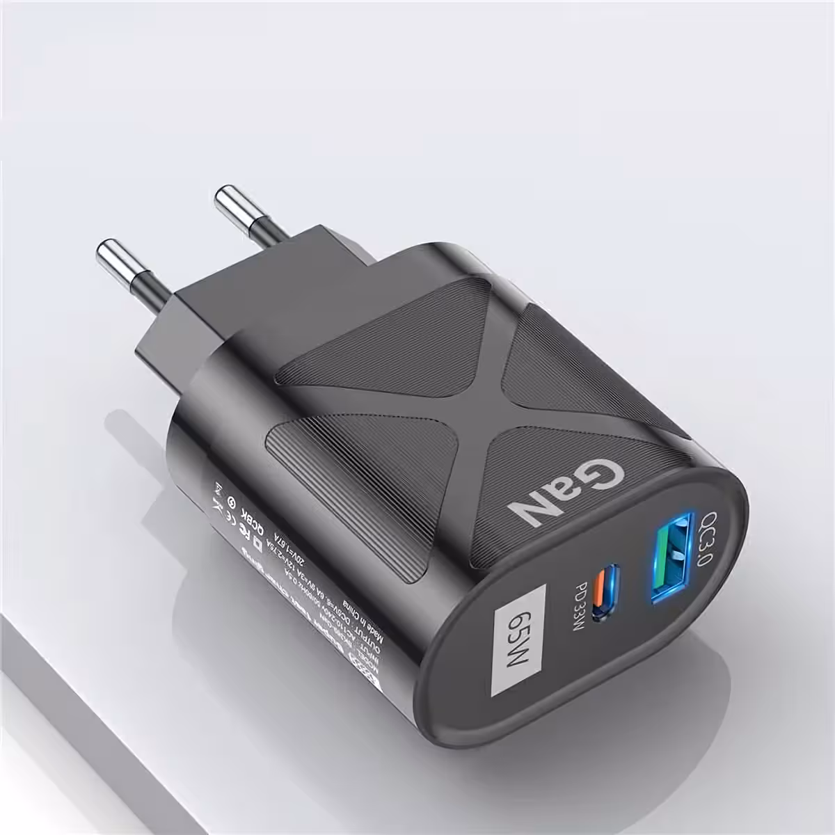 Sort oplader med to porte, ideel til telefon og tablet