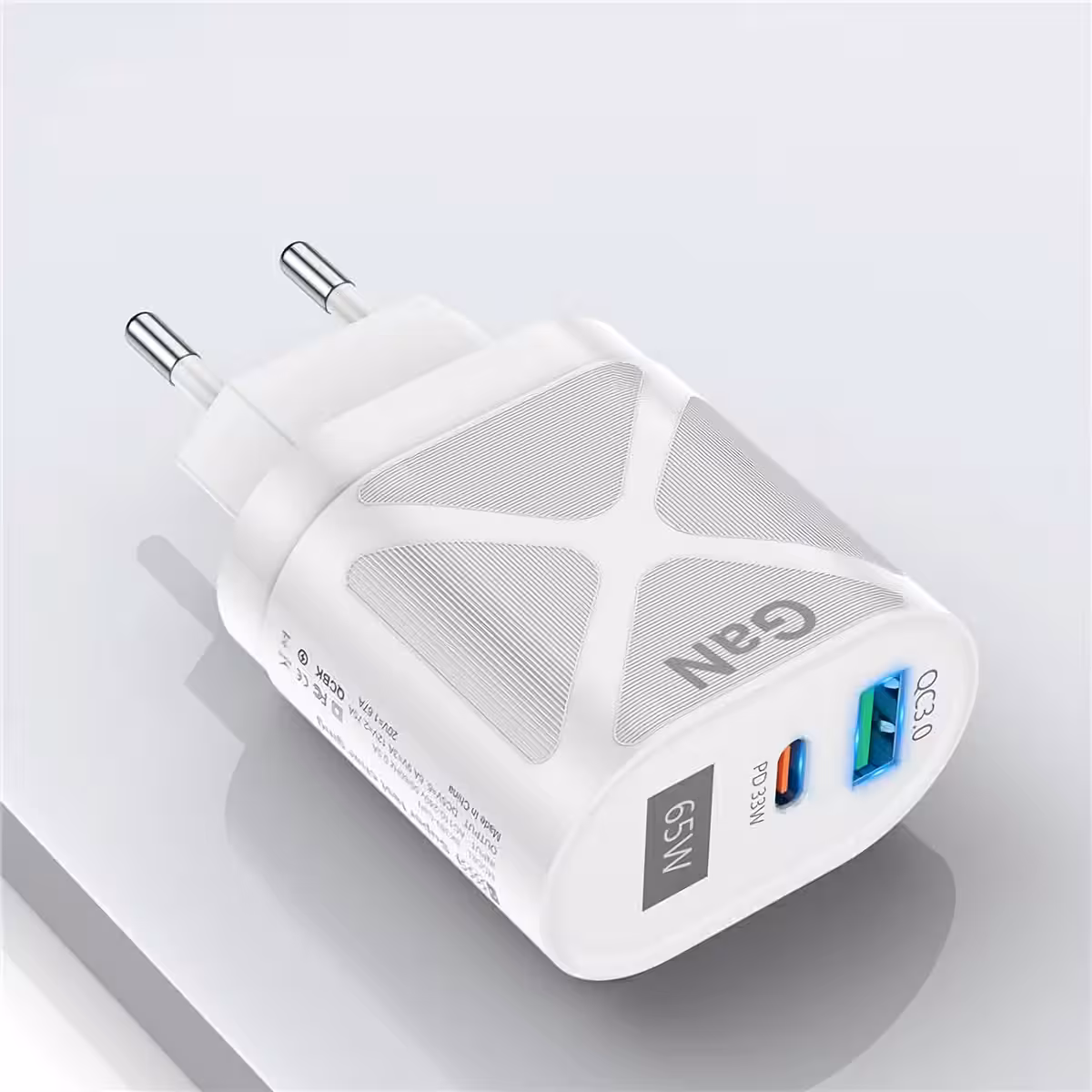 Hvid USB-C oplader med to porte til hurtig opladning 65W