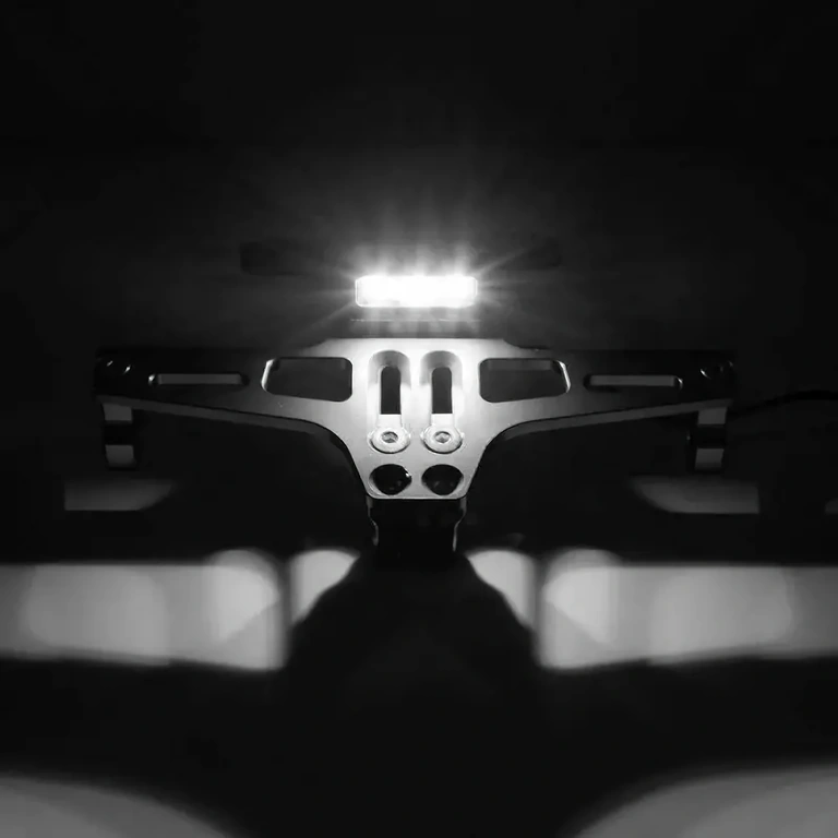 Sort motorcykelnummerplade-holder med moderne design