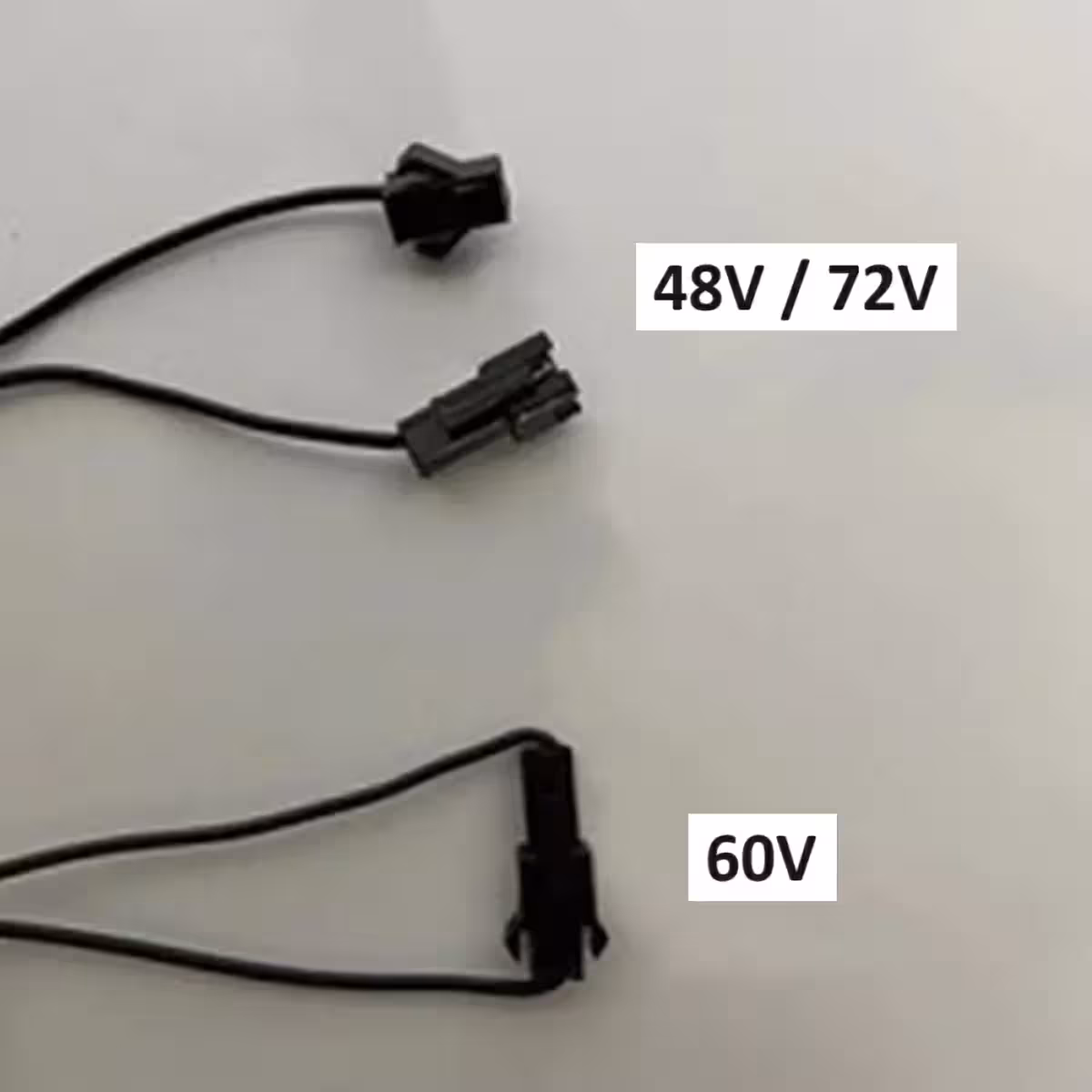 Digital skærm kompatibel med forskellige spændinger