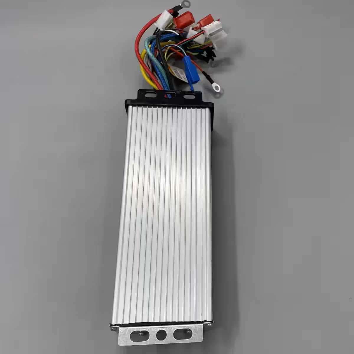 Controller med overbelastnings-, overspændings- og temperaturbeskyttelse