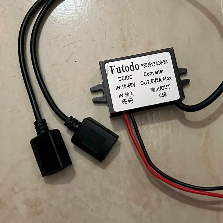 Detalje af USB porte Dobbelt USB-porte til samtidig opladning ved 5V 3A