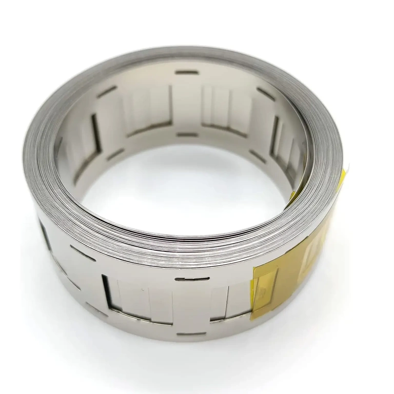 Bånd rullet ud på bord, klar til brug