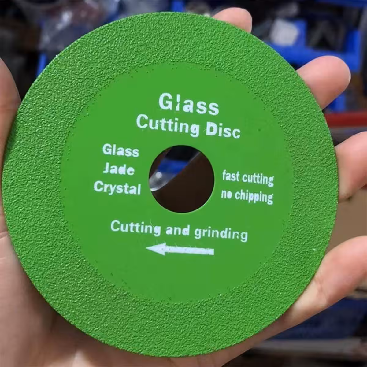 Diamantklinge til glas holdt i hånden for at vise størrelse