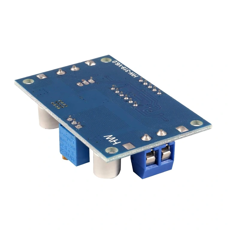 Bagside af LM2596 modul med synlige elektroniske komponenter