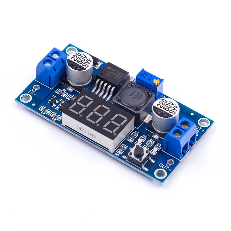 Nærbillede af LM2596 step-down modul med display og spændingsjustering