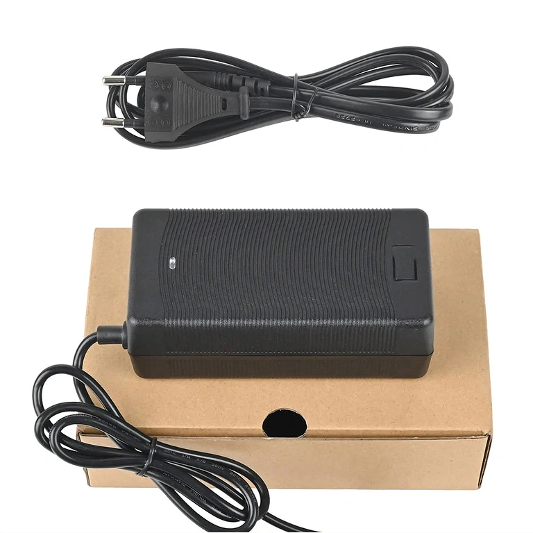 Oplader med IEC C13-stik 48V–54,6V 2A oplader med IEC C13-stik, passende til Citycoco og Harley scootere