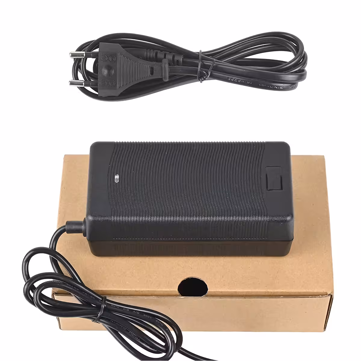 48V–54,6V 2A oplader med IEC C13-stik, passende til Citycoco og Harley scootere