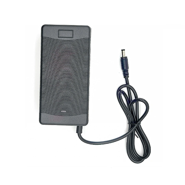 21V Li-Ion oplader 2A med 250 cm langt kabel 21V 2A Li-Ion oplader med 250 cm langt kabel – perfekt til 18V Li-Ion batterier og bærbart udstyr