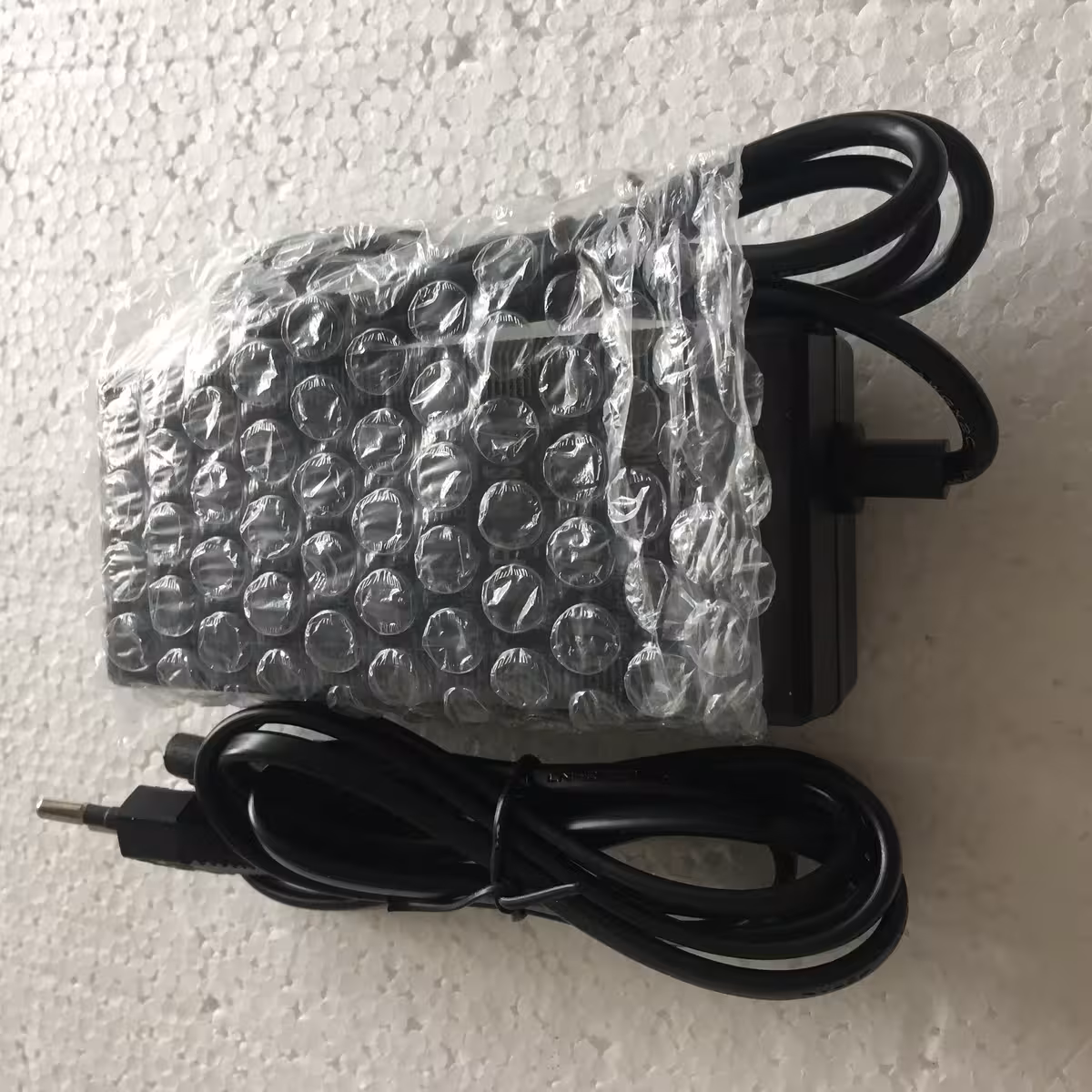 Generisk billede af 21V 2A Li-Ion oplader – passer til 18V Li-Ion batterier, elværktøj og bærbart udstyr