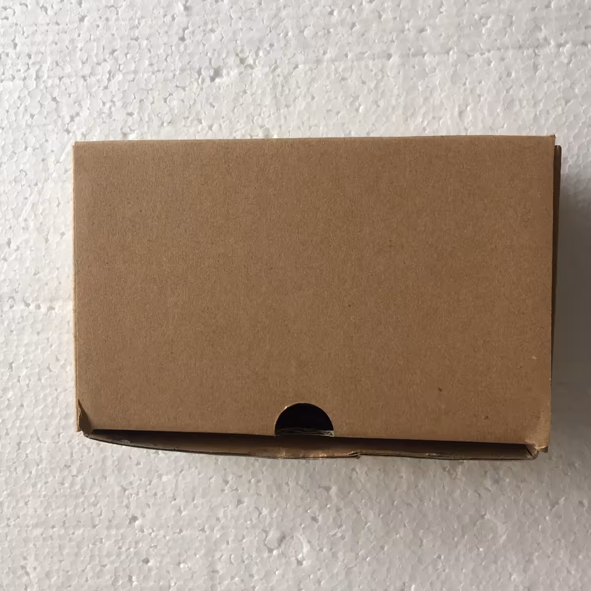 Emballage til 21V 2A Li-Ion oplader med DC 2,1×5,5 mm stik – ideel til elværktøj og bærbart udstyr 18V