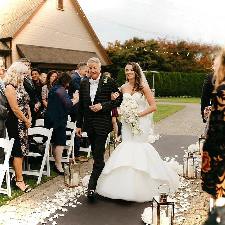 Hvide kunstige blomsterblade brugt til romantiske fotoscener