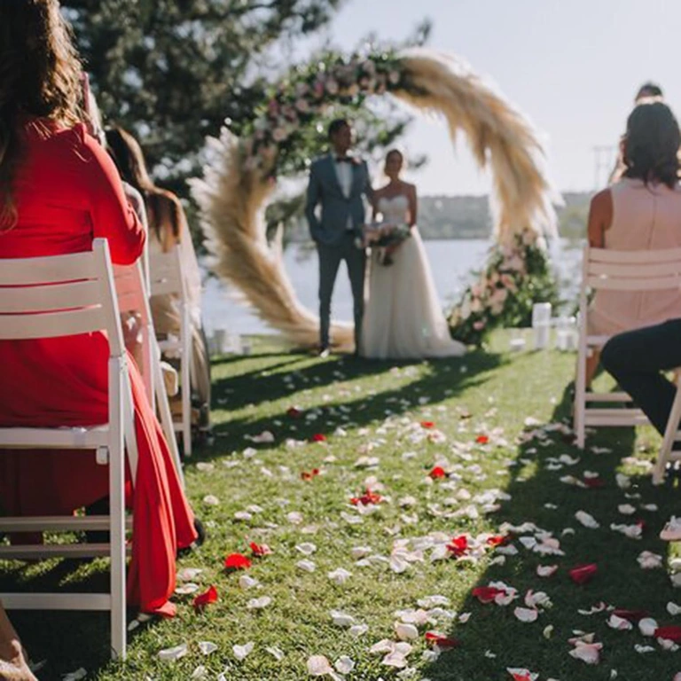 Kunstige hvide blomsterblade til romantisk Valentinsdag dekoration