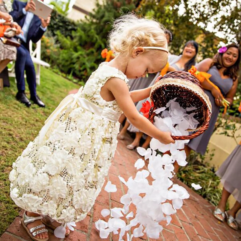 Hvide kunstige blomsterblade brugt til dekoration af bryllupsgang