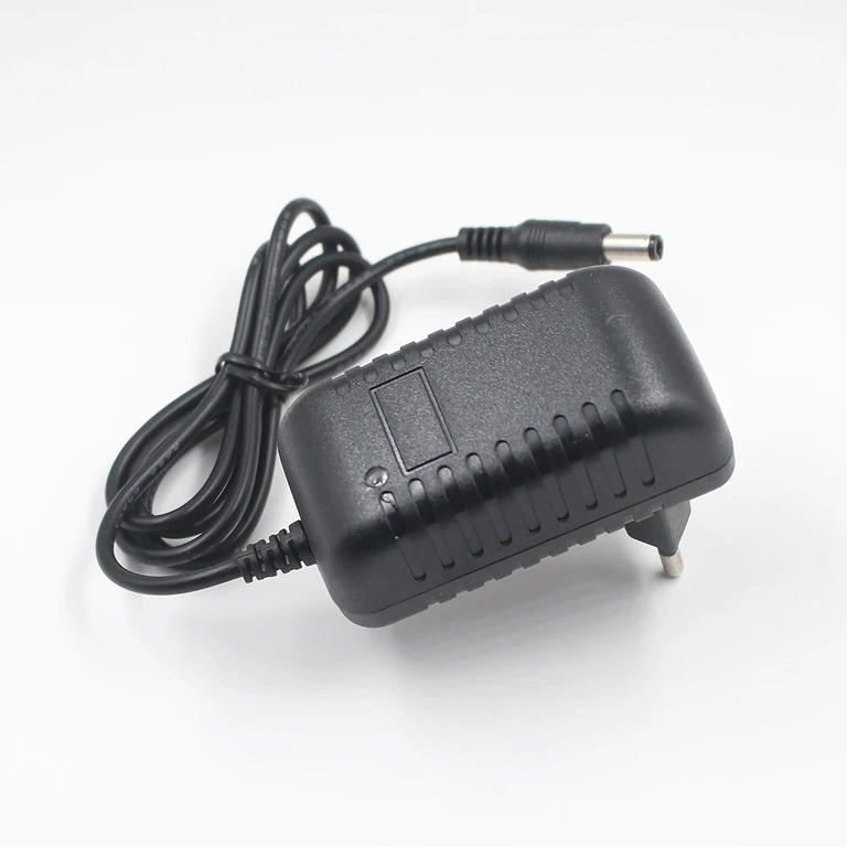 Oplader med LED-indikator LiFePO4 oplader med rød/grøn LED-indikator for opladningstilstand