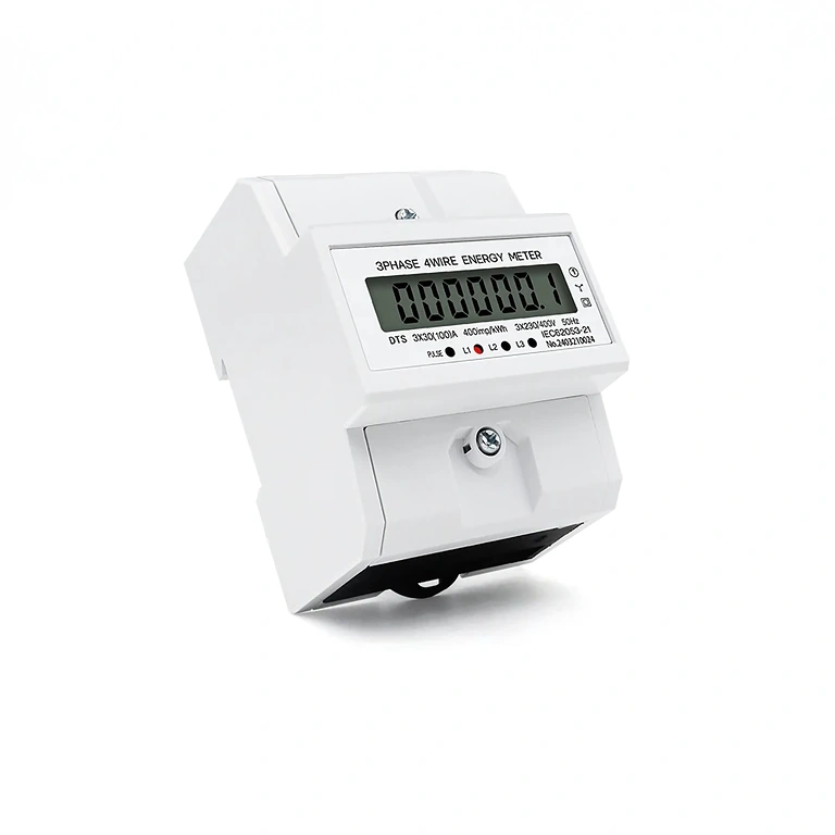 Sidevisning af digital trefaset måler monteret i panel
