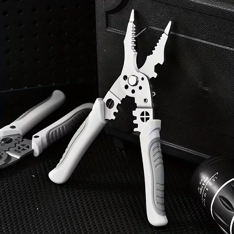 Kalibrerede huller til præcis afisolering af ledninger i forskellige tykkelser